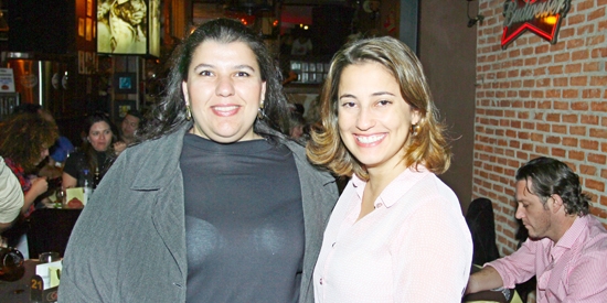 Renata Verzola de Melo e Mônica Lima de Souza em prestigiado barzinho na avenida Champagnat